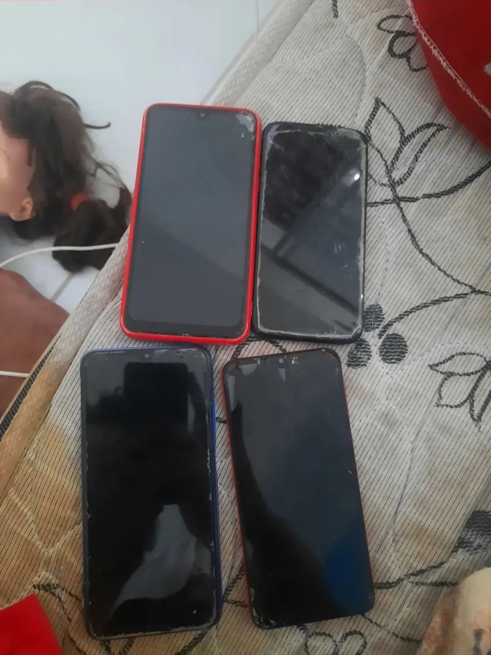 4 celulares com a tela quebrada