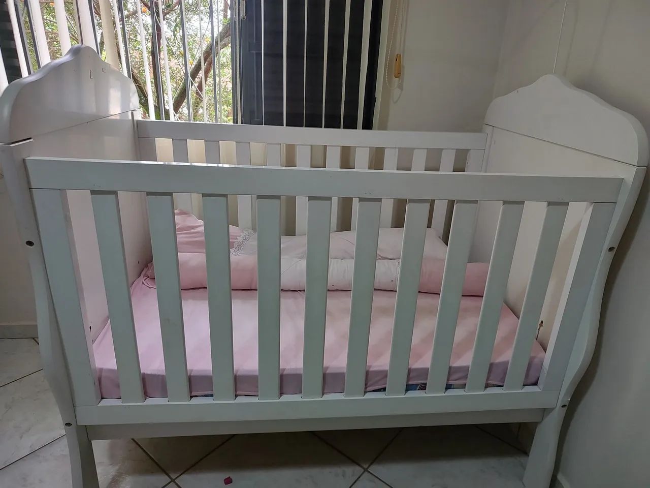 Berço capitonê com colchão 