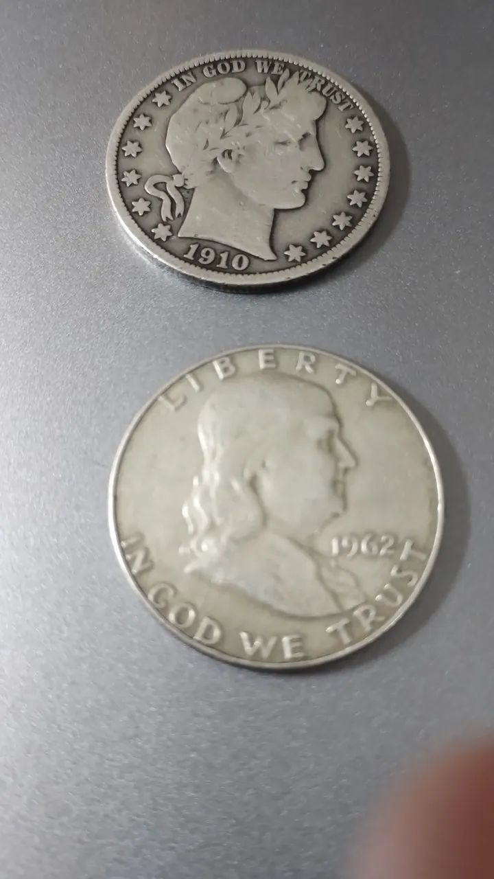 Duas moedas de prata Half dollar Franklin 1962 e Barbie 1910