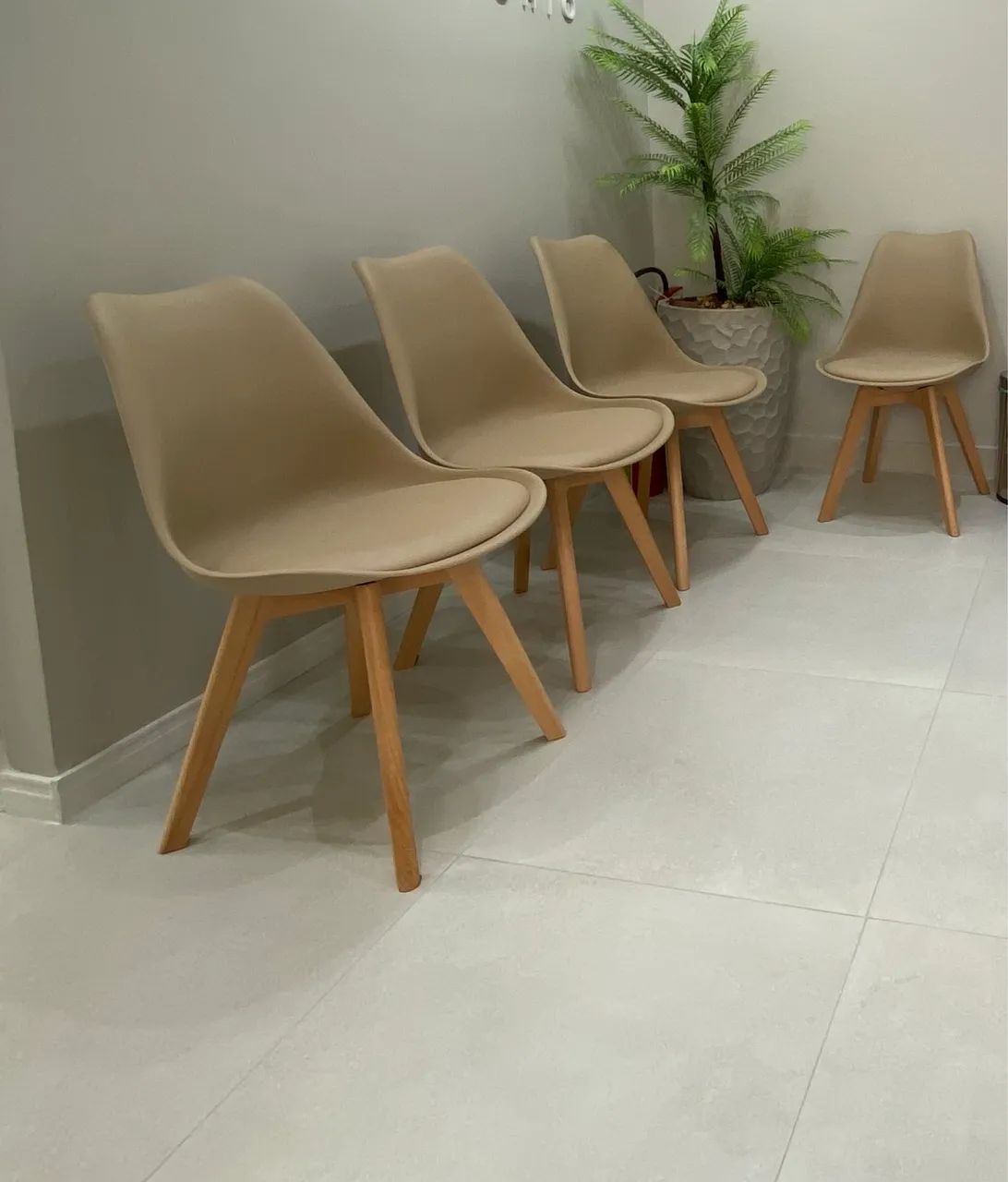 Cadeira retrô Eames 