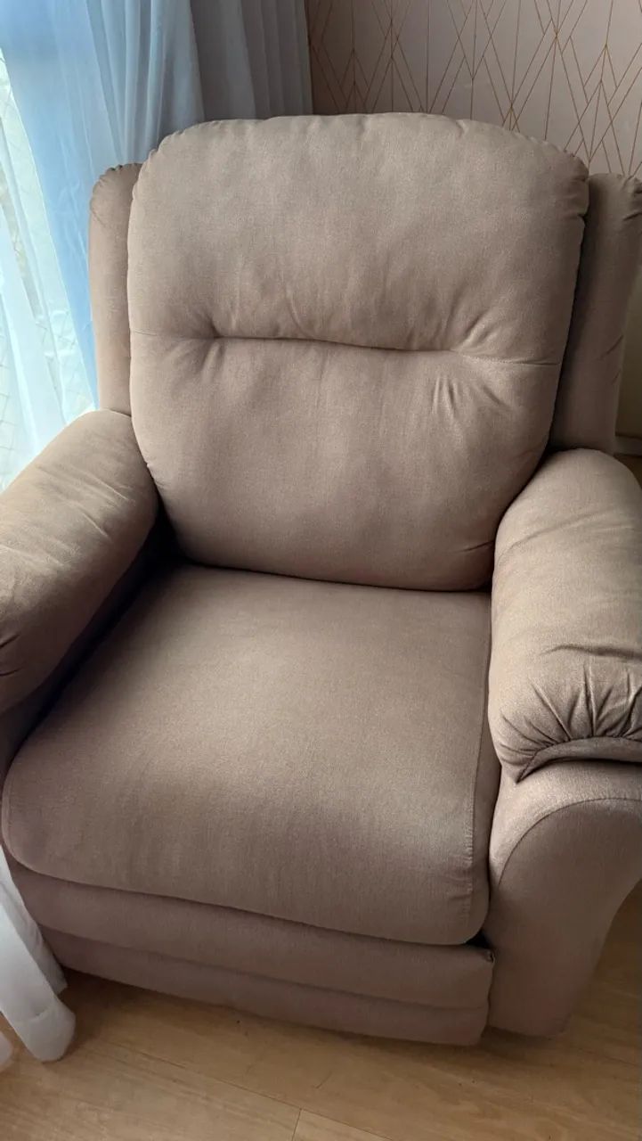 VENDO POLTRONA SEMI NOVA RETRÁTIL - Foto 2