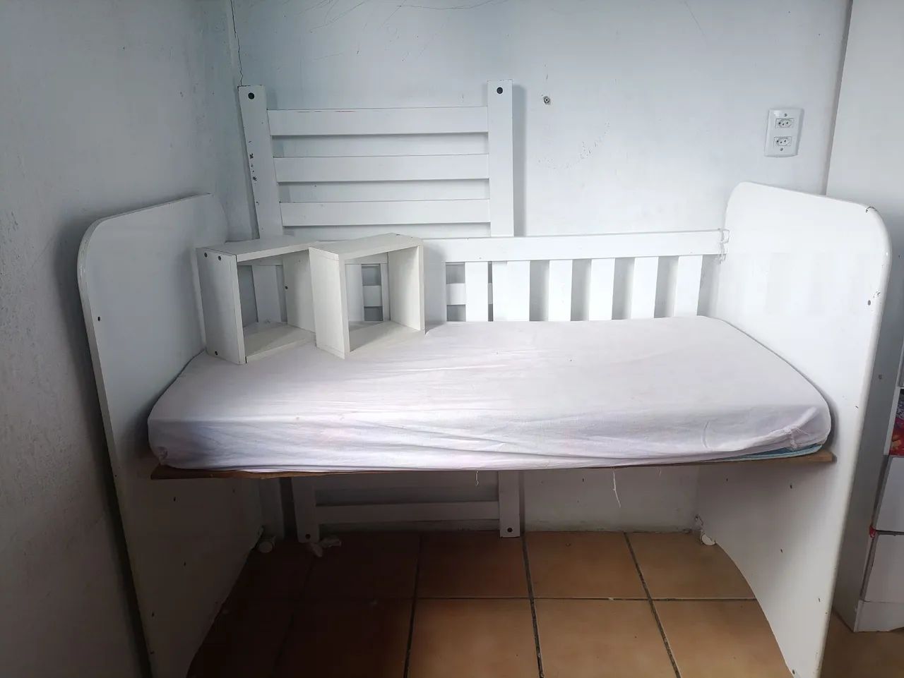 Berço usado em boas condiçõe. Acompanha colchão e nichos 