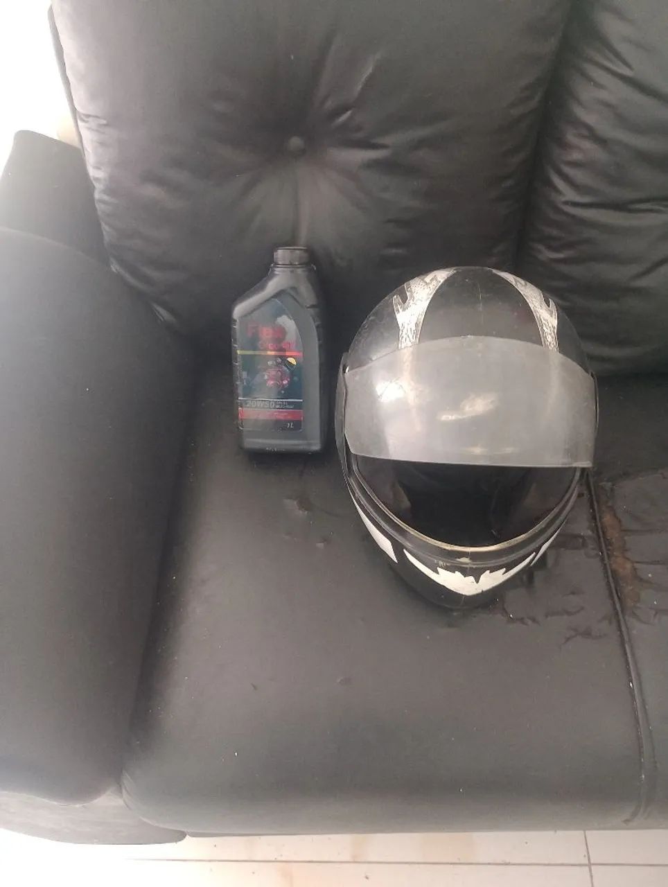 Um óleo de moto e um capacete 