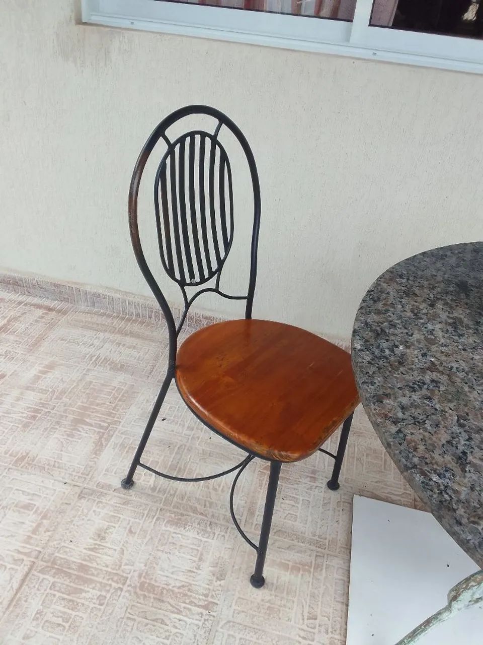 Mesa em granito com 2 cadeiras.Conservada - Foto 2