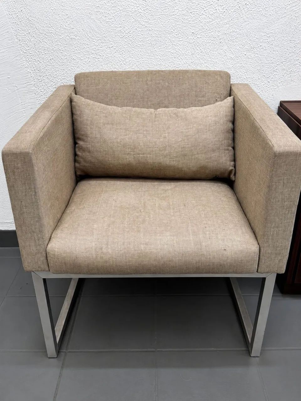 Par de Poltronas Moderna Bege com estrutura Metálica  - Foto 3