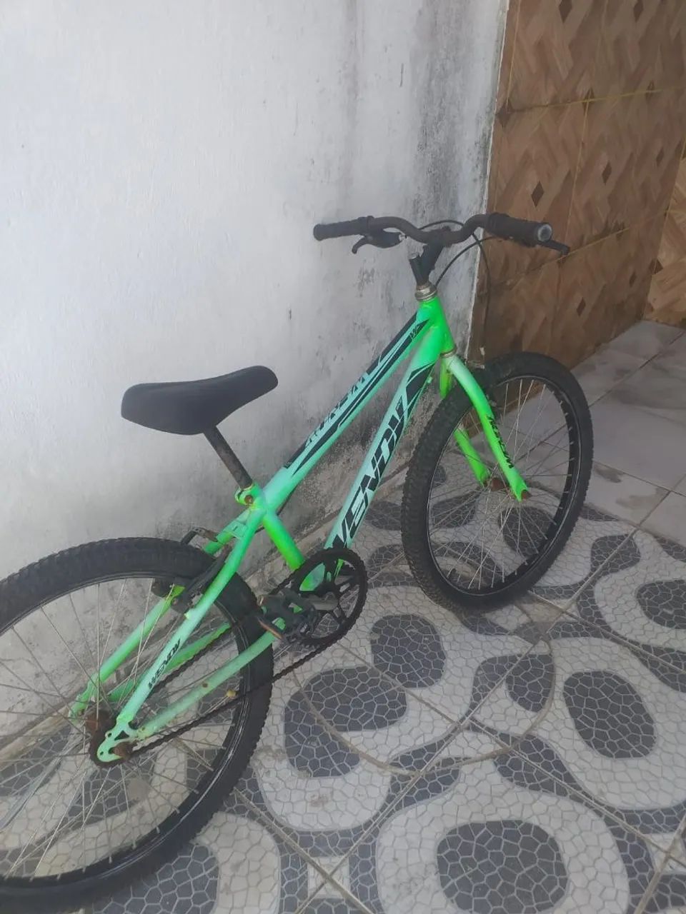Vende se uma bicicleta aro 26 muito bem conservada. 
