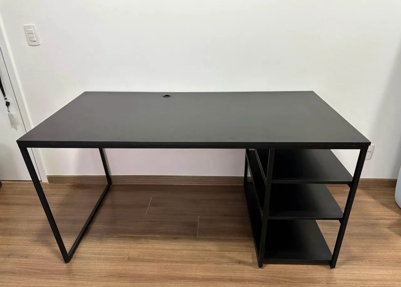 Mesa de escritório com prateleiras