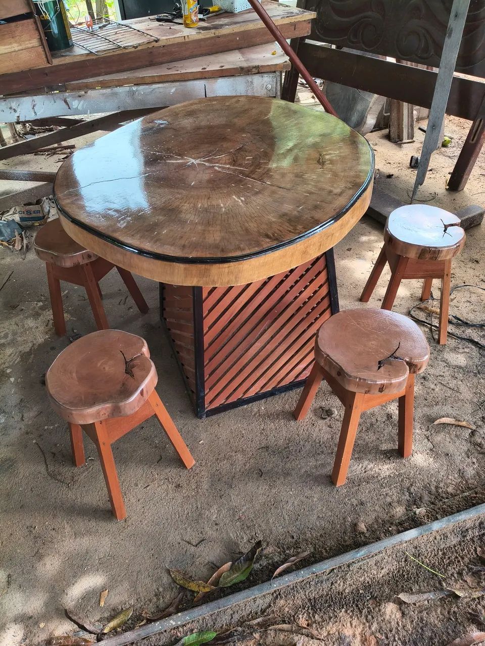 Mesa rústica com 5 banquetas 470984453354967042