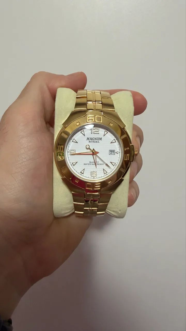Relógio dourado Magnum