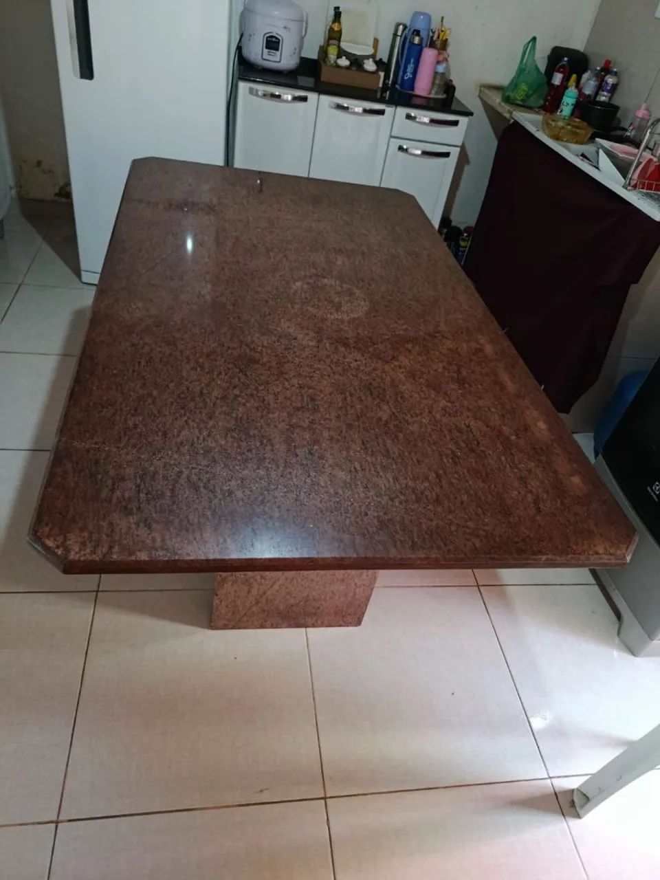 Mesa toda em granito. 