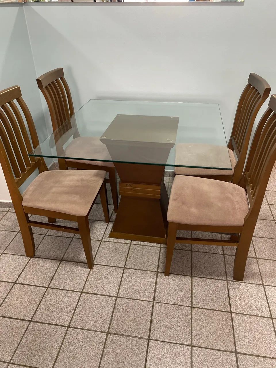 Mesa de vidro quadrada 1x1 com quatro cadeiras de madeira
