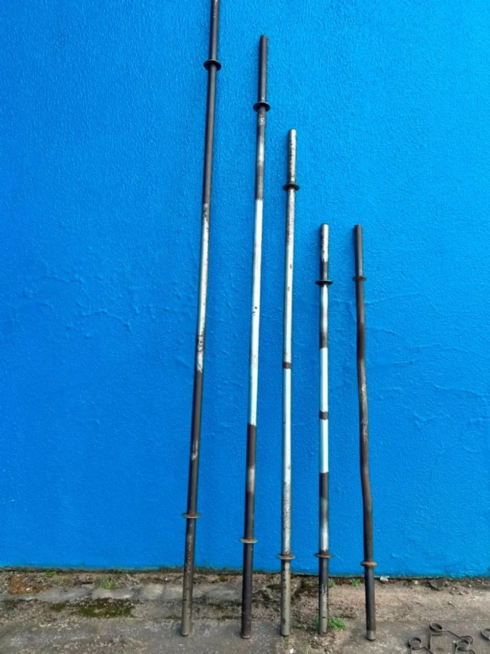 5 barras de musculação e presilhas