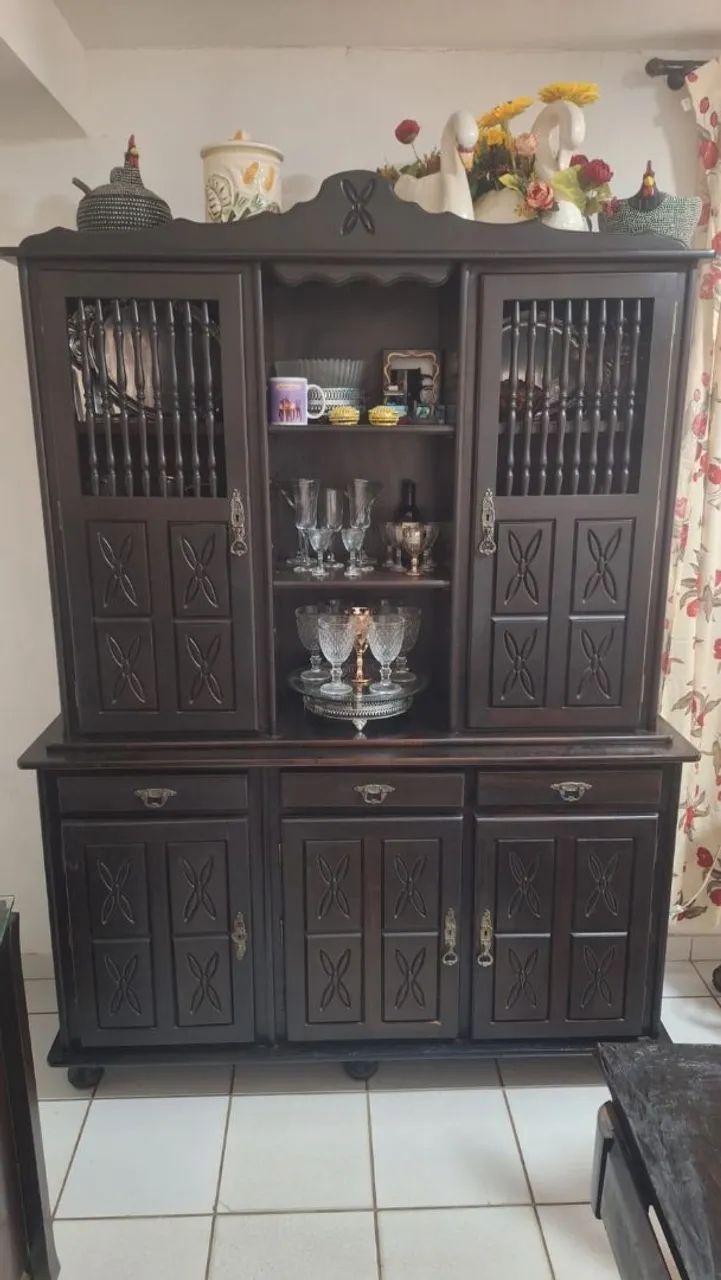 Conjunto de arca e mesa antigo de seis cadeiras 