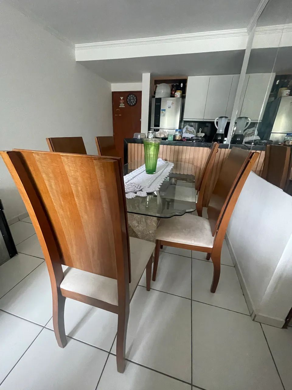 Mesa de jantar com 5 cadeiras em madeira - Foto 3