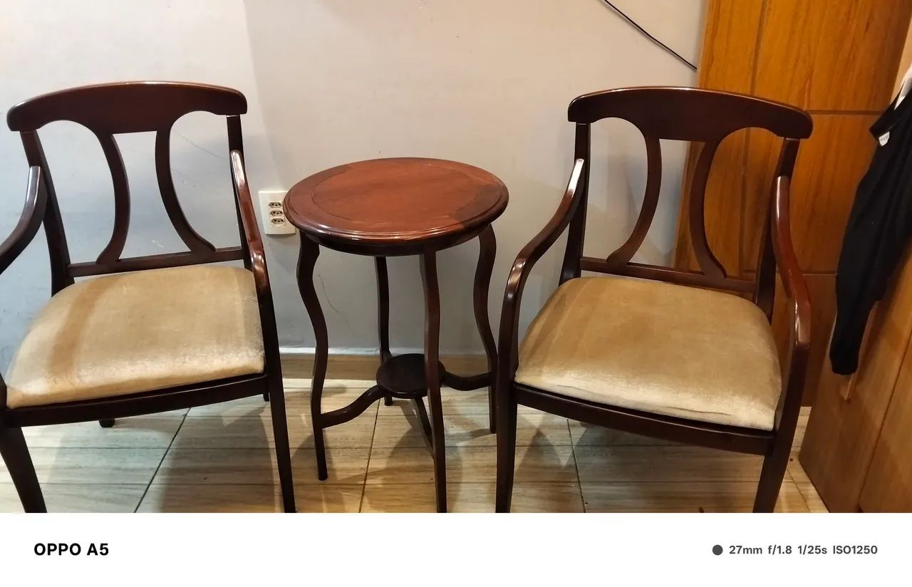 Vendo jogo de 2cadeira e mesa de canto madeira   - Foto 3