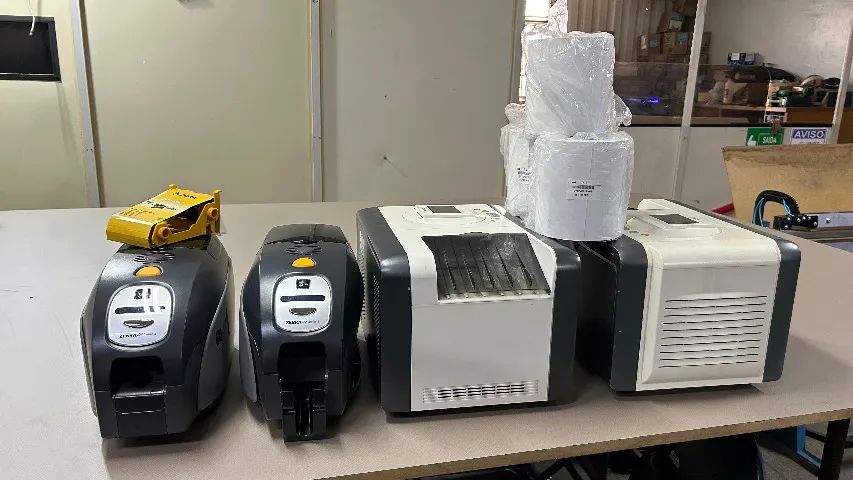 タケPページ KIT COM 4 MAQUINAS, 2 ZEBRAS ZXP SERIES 3 e 2 HITI FOTO PRINTER