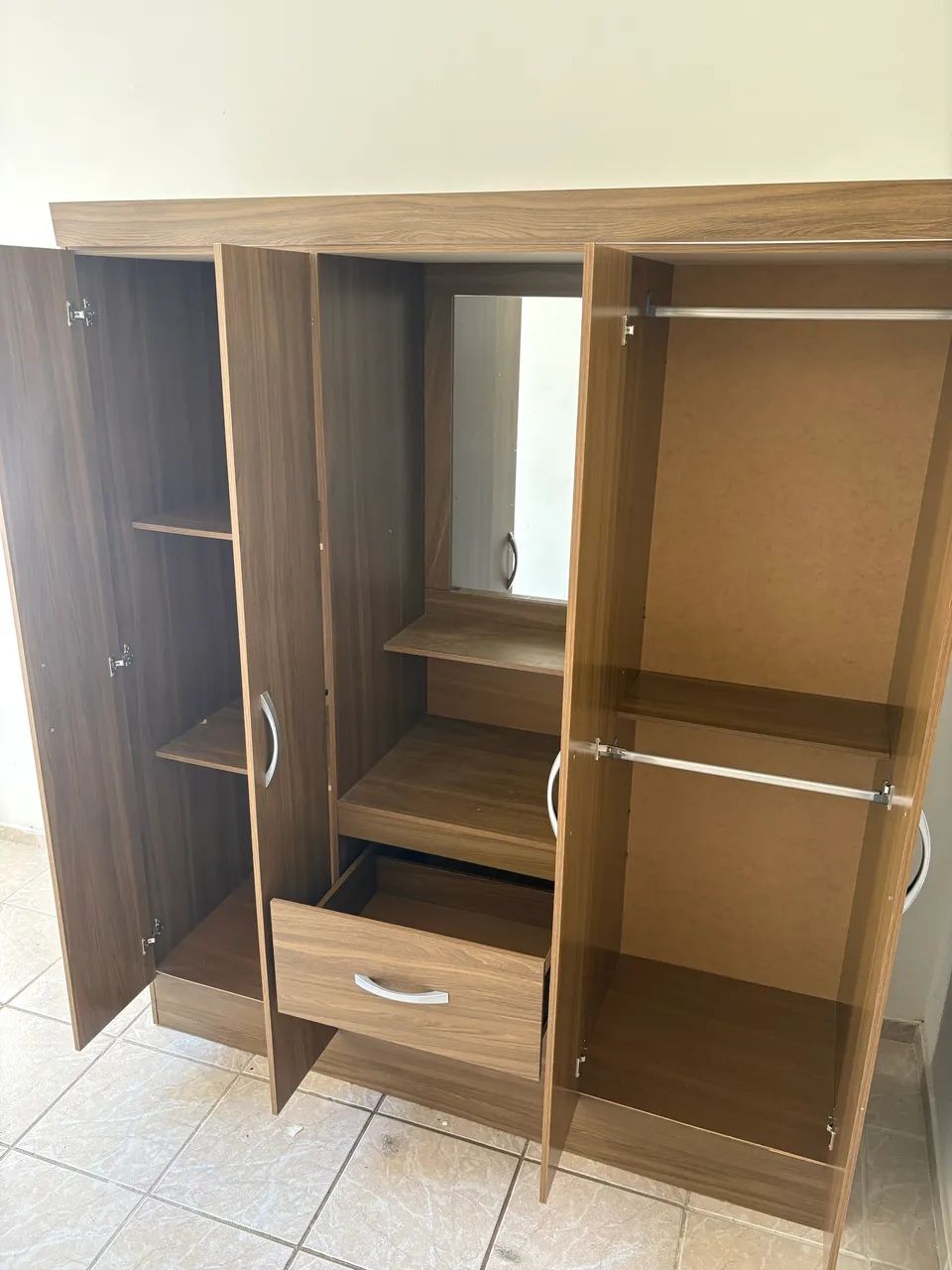GUARDA ROUPA - PRATICAMENTE NOVO - Foto 2