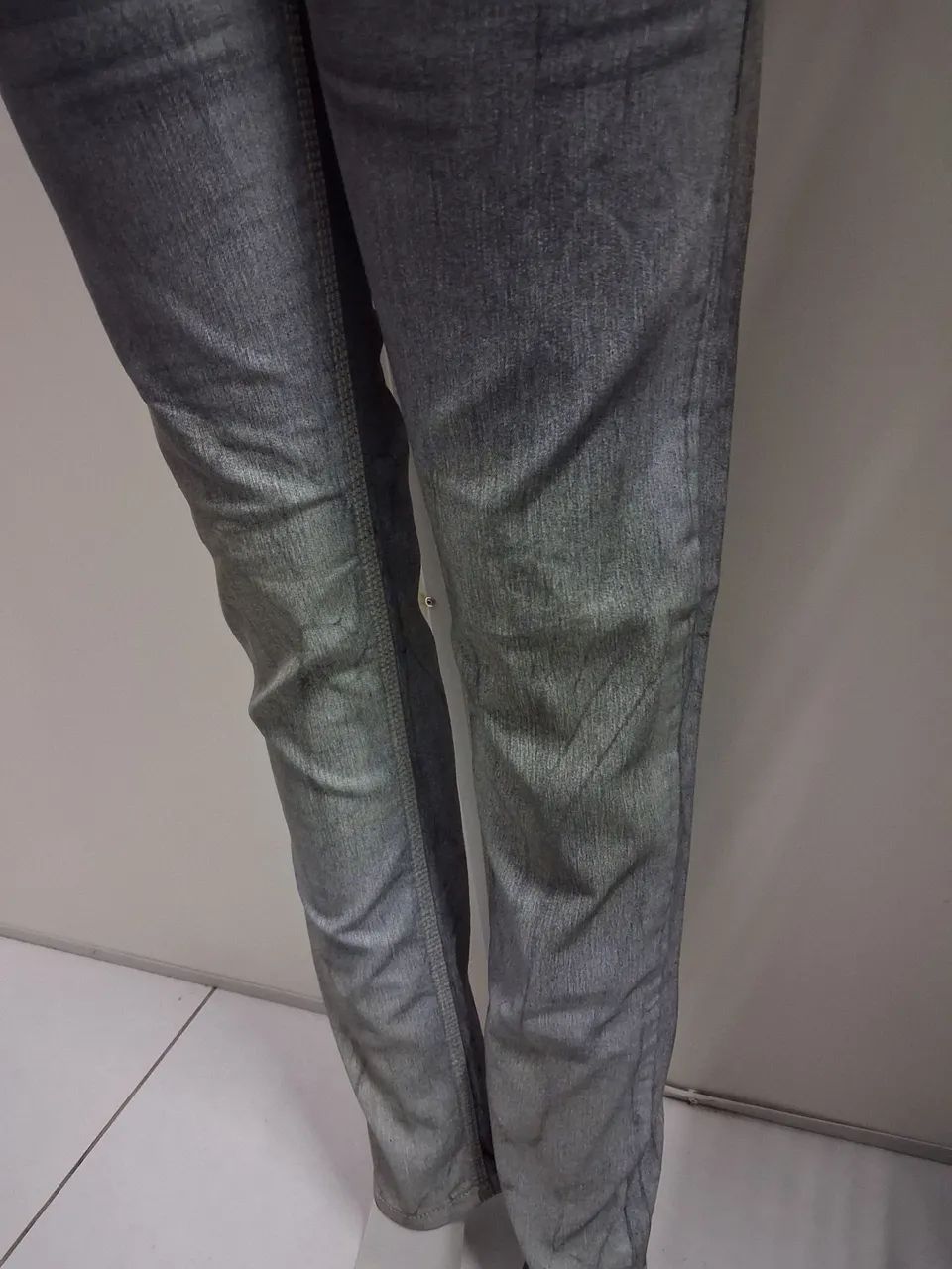 Calça feminina Calvin klein estonada n.38 em ótimo estado  - Foto 2