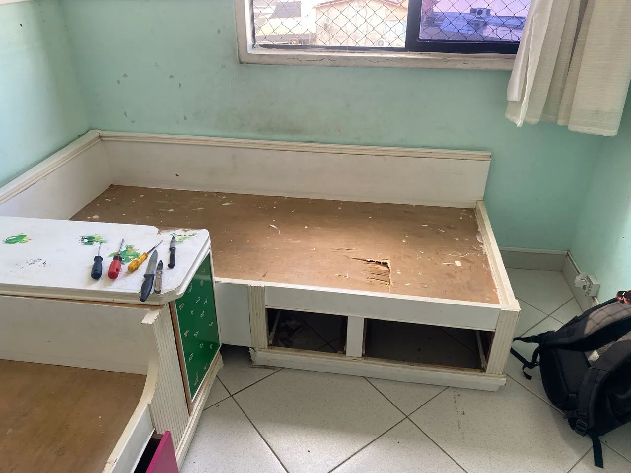 Cama de criança, ela é madeira, a cor branca é papel  - Foto 2