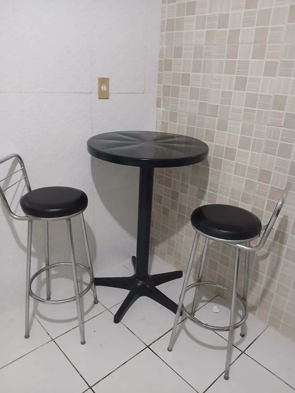 Mesa alta mais banquetas. - Foto 5