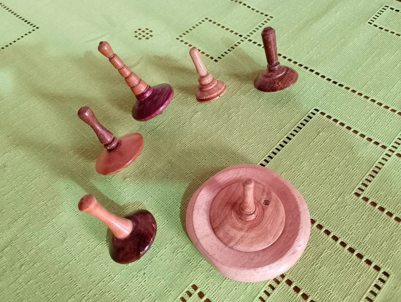 Conjunto de 6 peões, feitos artesanalmente em madeira nobre.