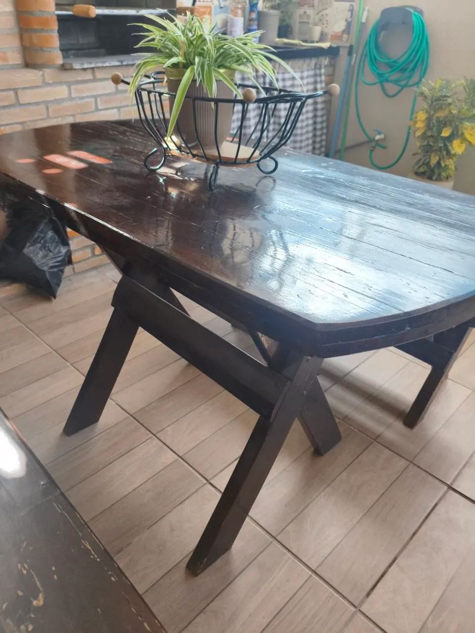 Vendo mesa de madeira com bancos - Foto 3