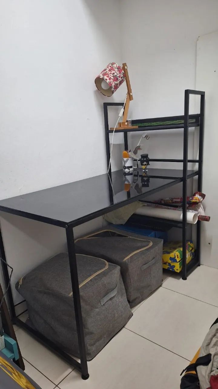 Mesa preta com tampo de vidro e estante integrada (apenas retirada)
