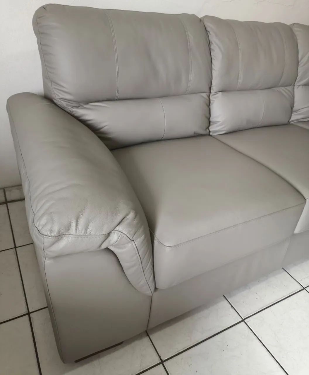 Sofá de couro legítimo 3 lugares cinza NOVO - Foto 5