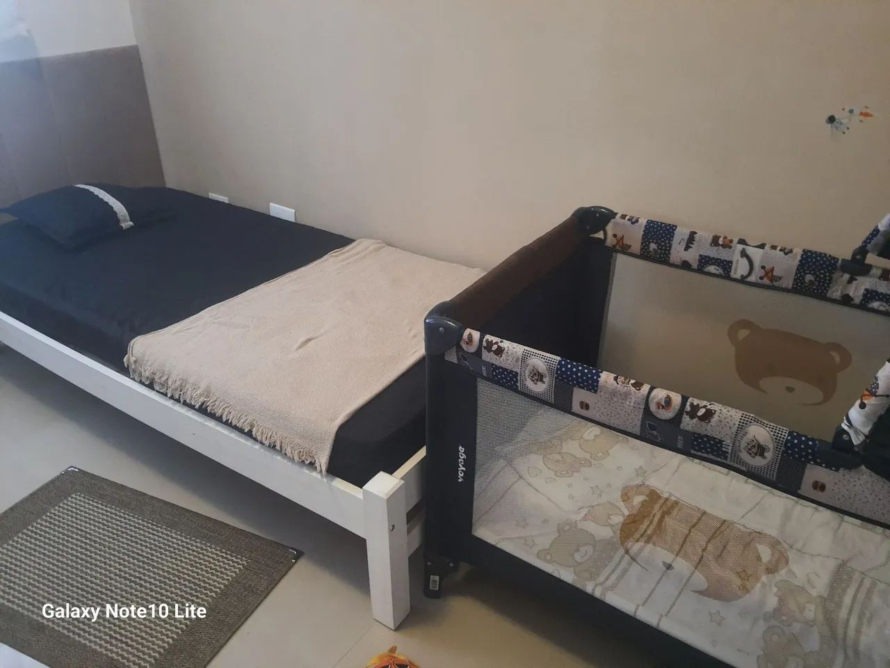 Cama solteiro sem colchão e berço com colchão 
