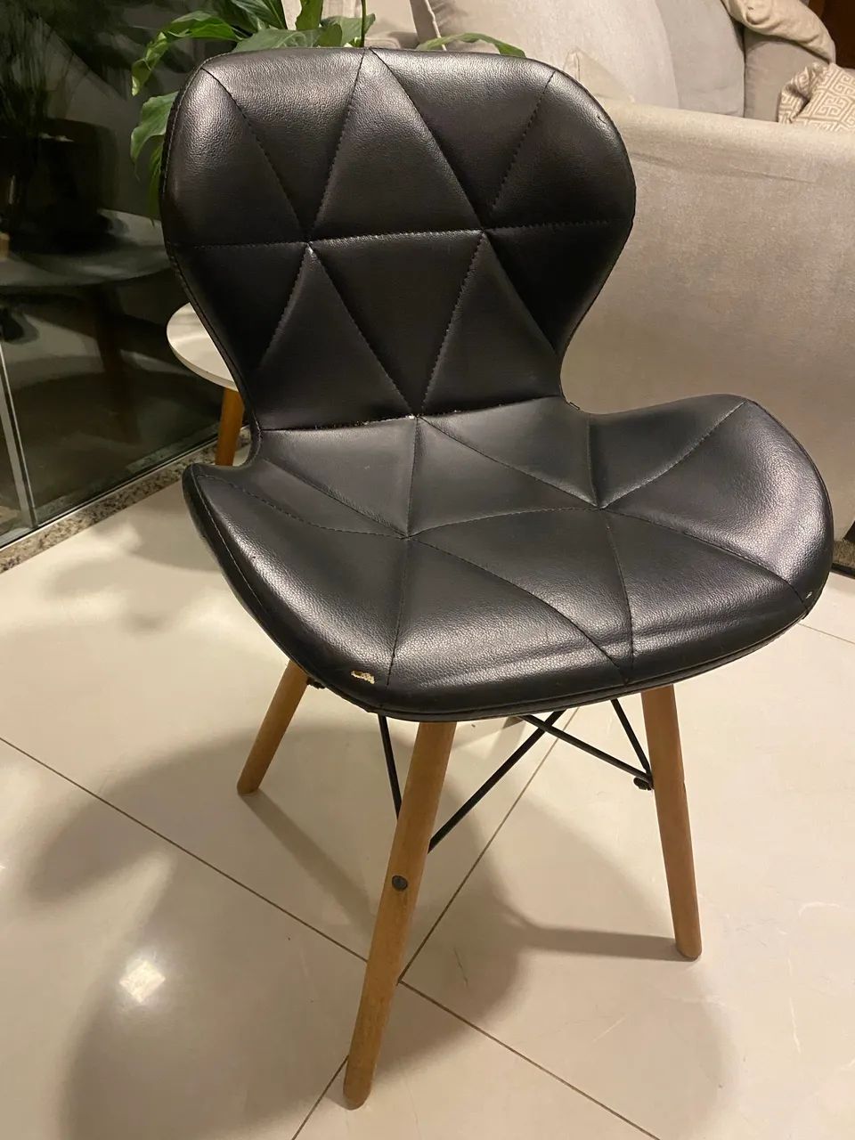 Kit 4 Cadeiras Estofadas Modernas com Pé de Madeira - Estilo Eames - Foto 2