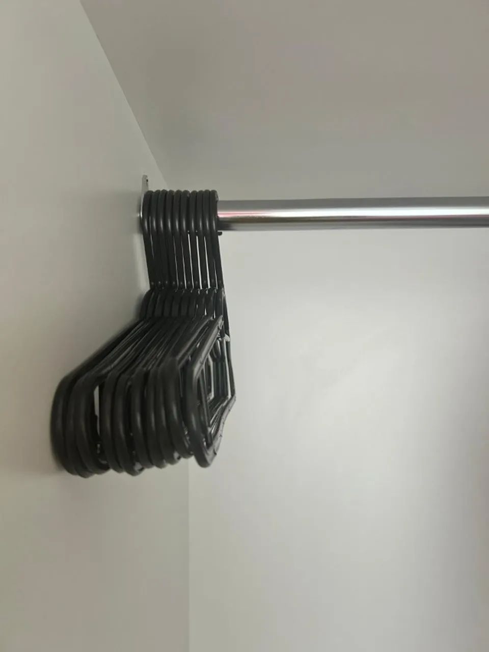 Kit com 10 Cabides Pretos - Foto 2