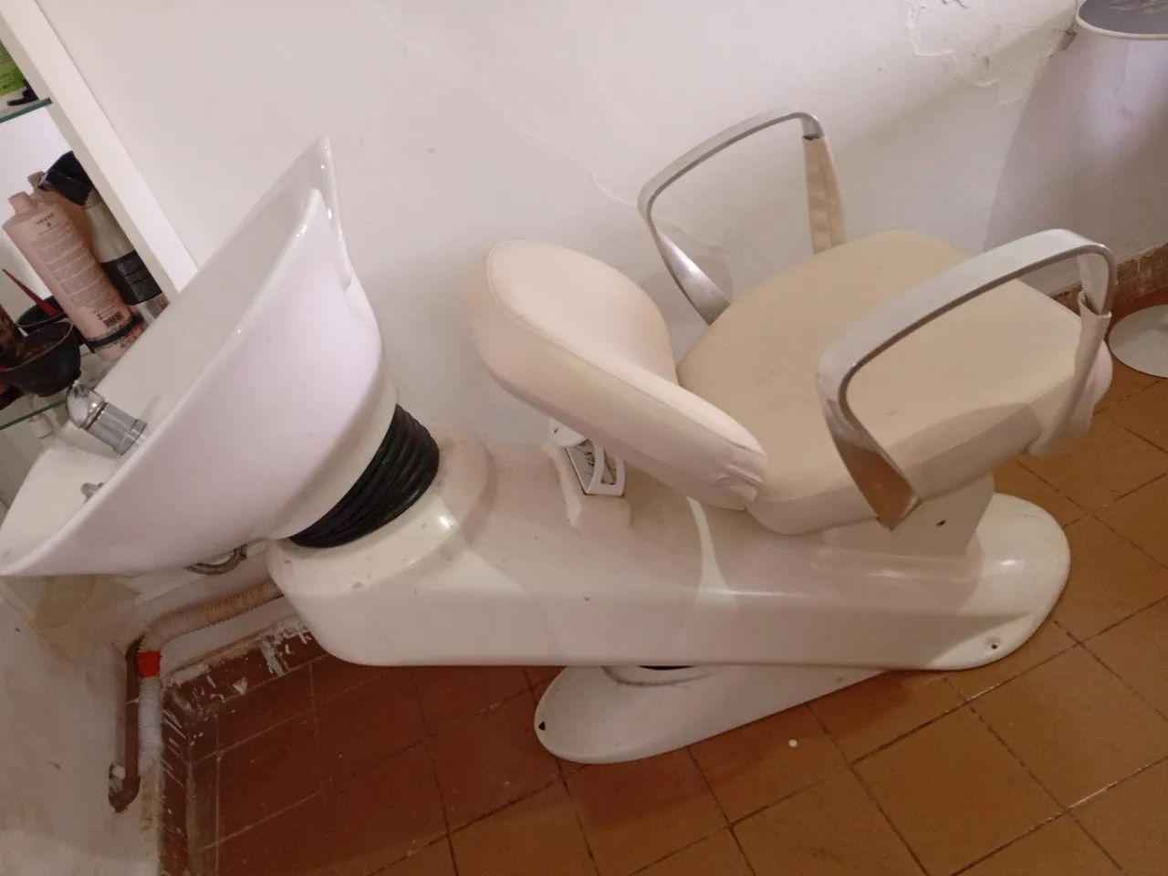 Vende se conjunto de lavatório e cadeira de cabeleireiro 