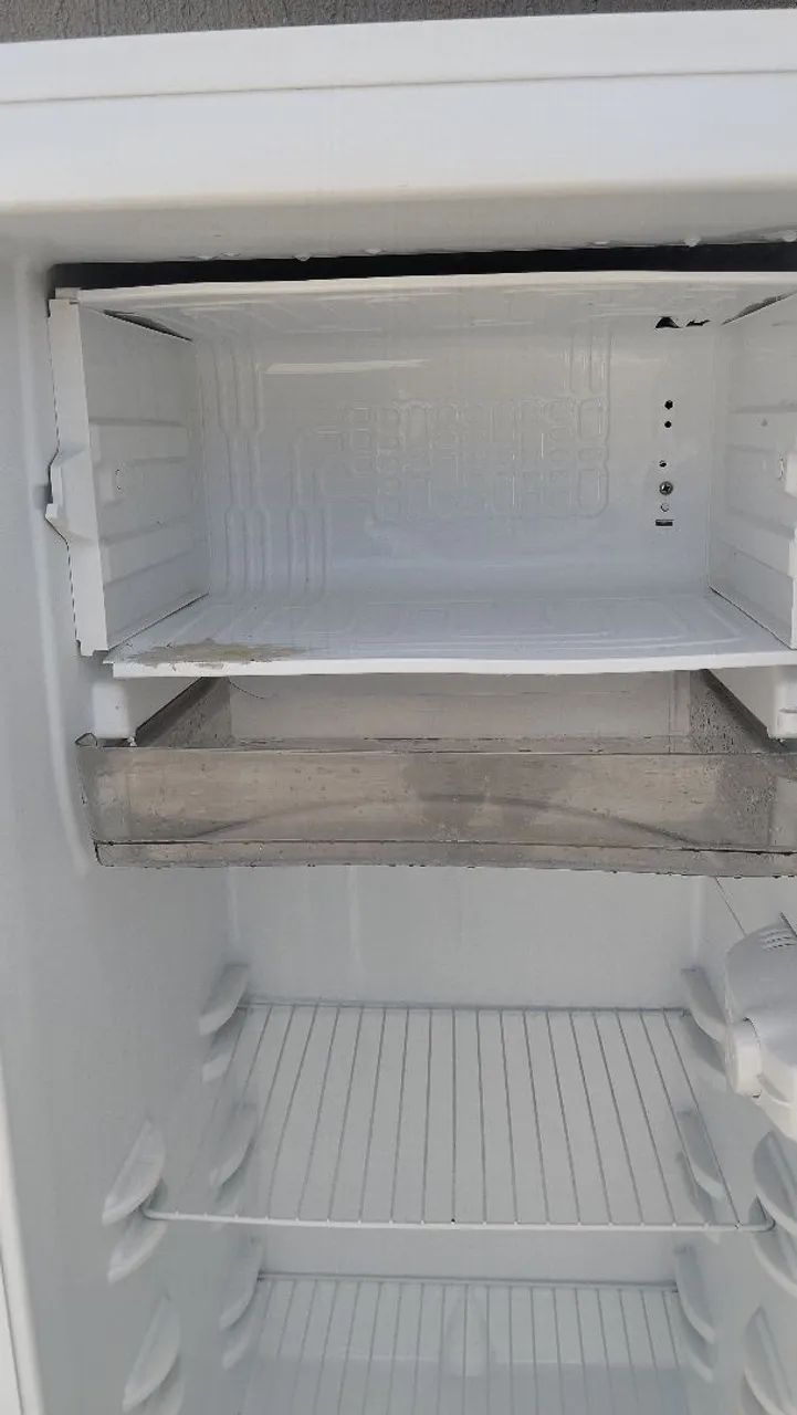 VENDO GELADEIRA ELETROLUX 220V COM DEFEITO  - Foto 2