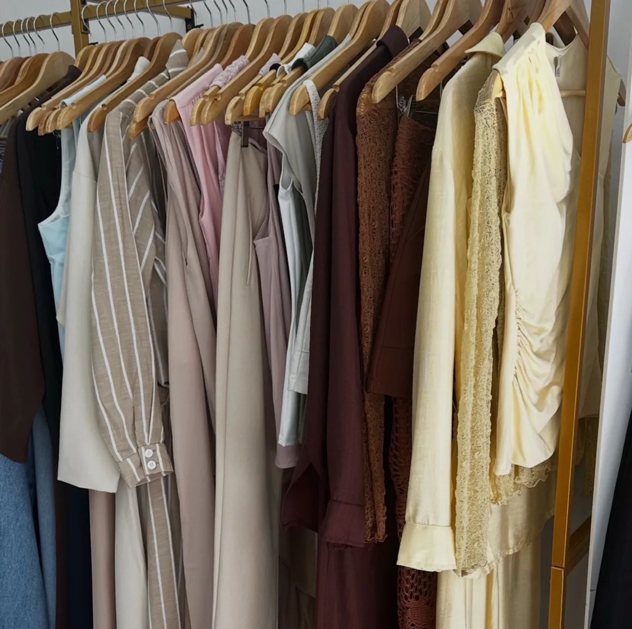 Roupas femininas a preço de custo
