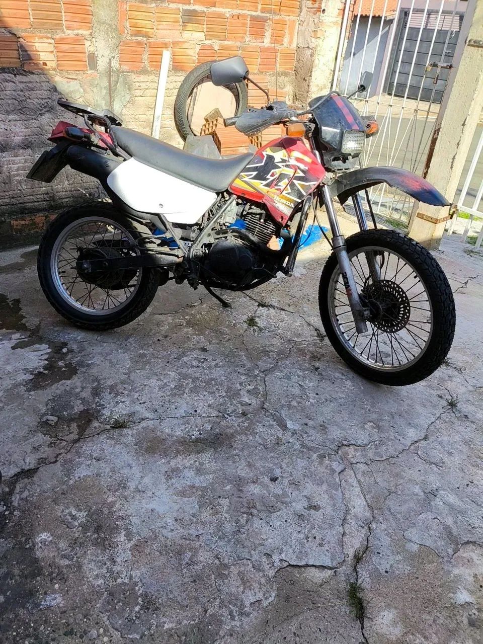 Lendária xr 200, moto documentada 