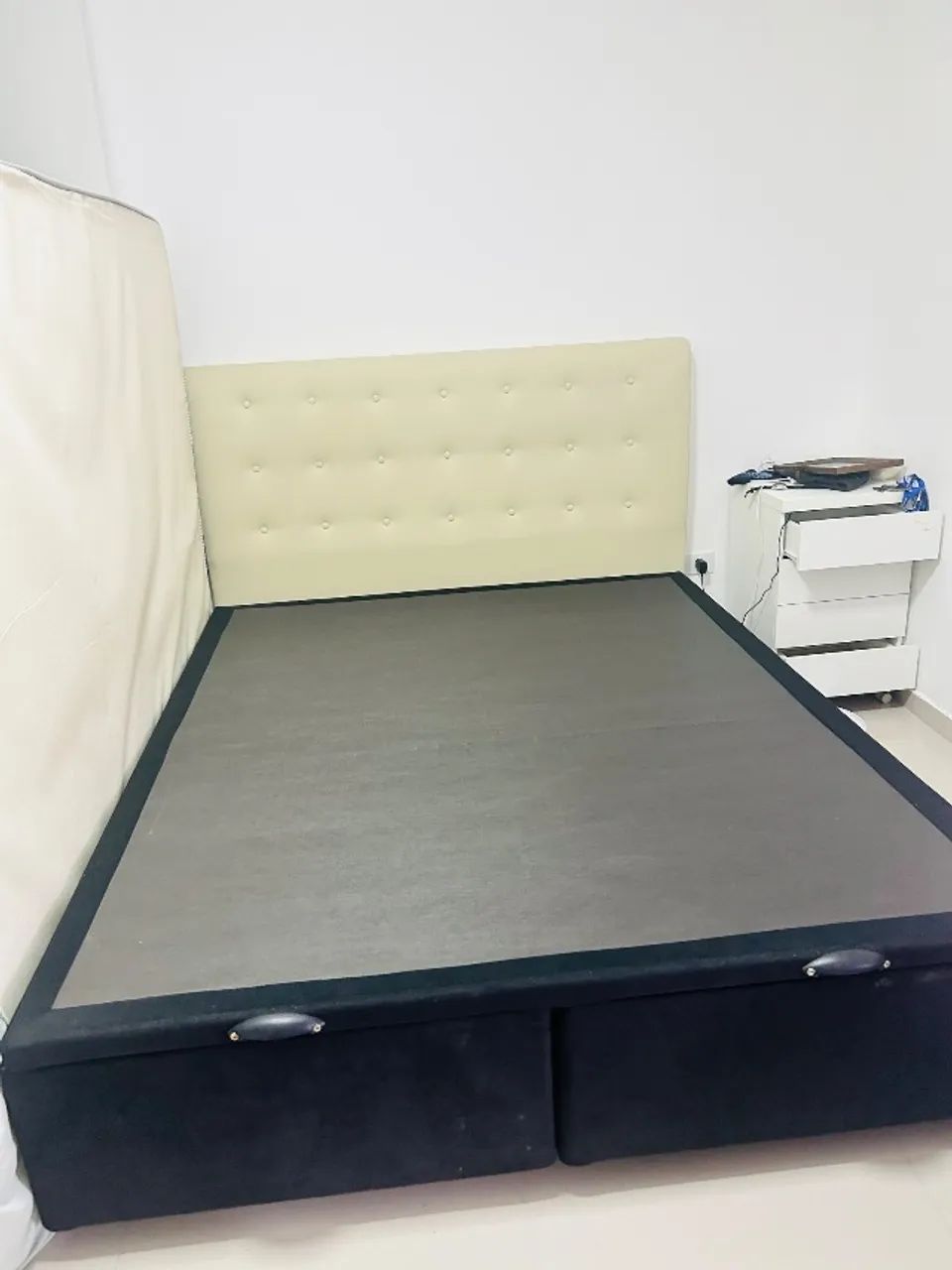 Cabeceira de cama queen couro bege linda - Foto 2