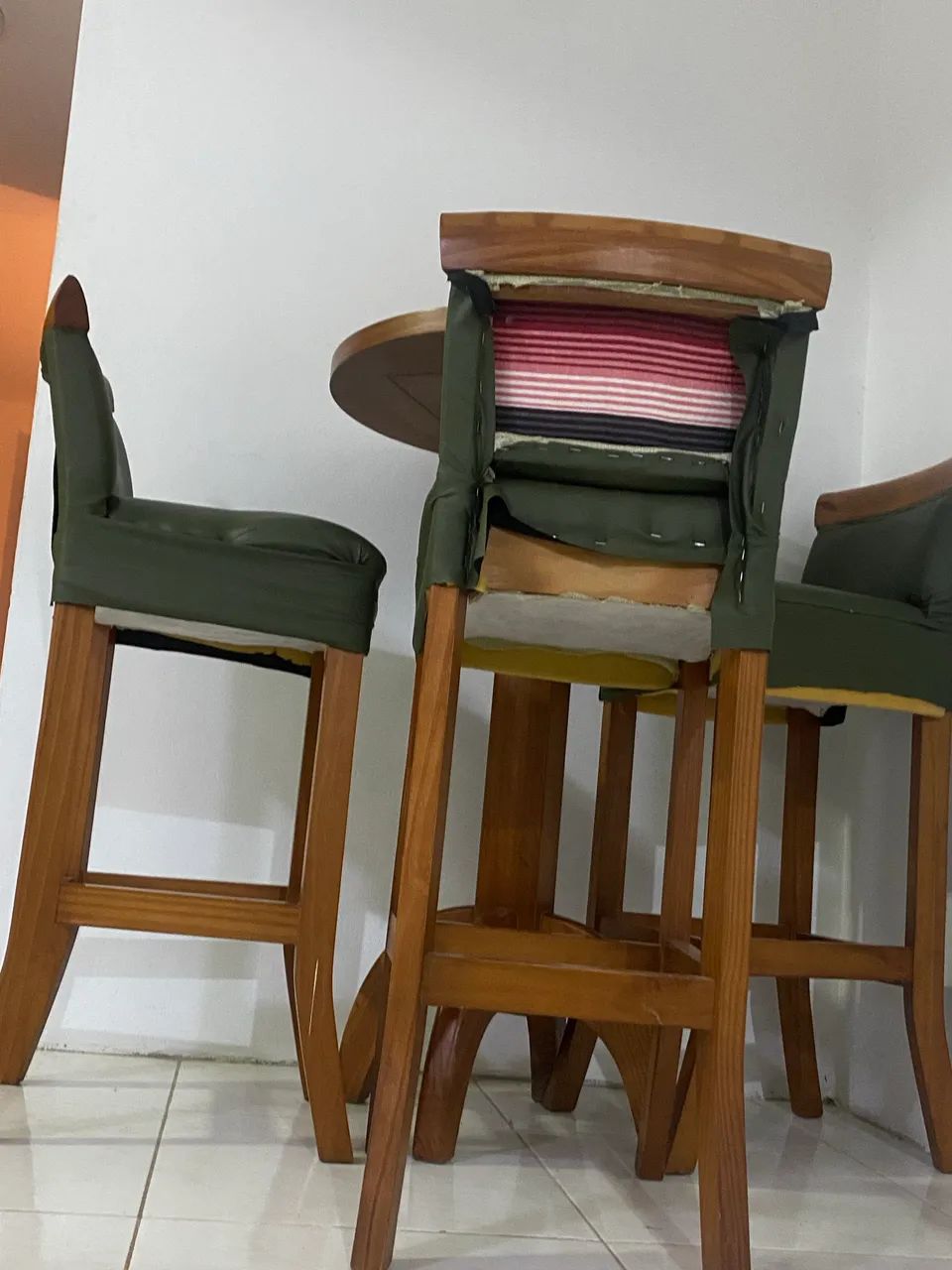 Mesa Bistrô de Madeira com 3 Banquetas - Foto 2