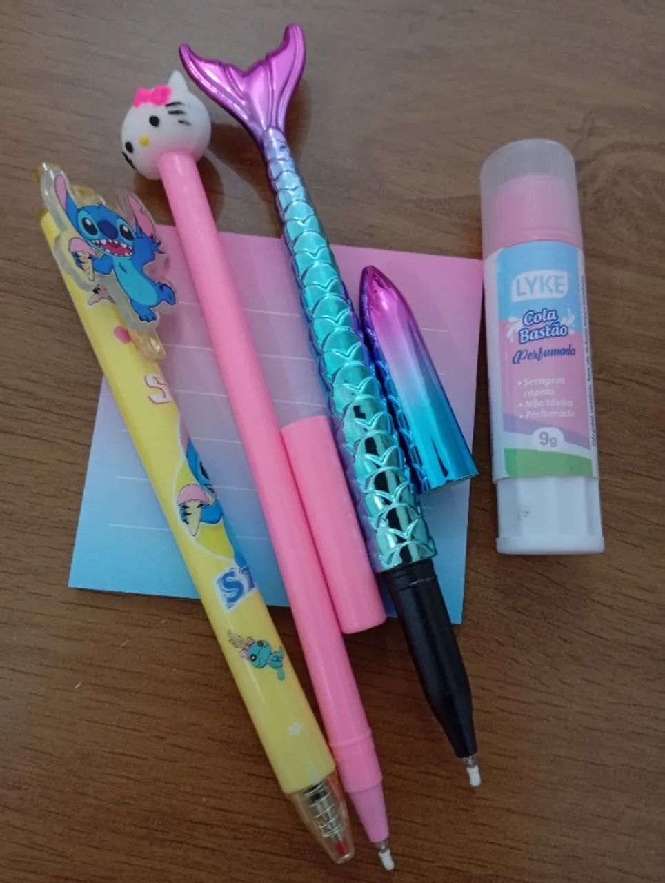 Fofura kit 2 Canetas em gel, 1 caneta cauda de sereia, 1 cola bastão e 1bloco nota - Foto 2