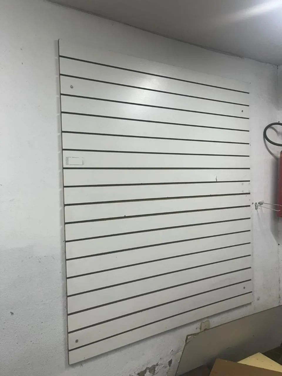 Painéis canaletado com ganchos 