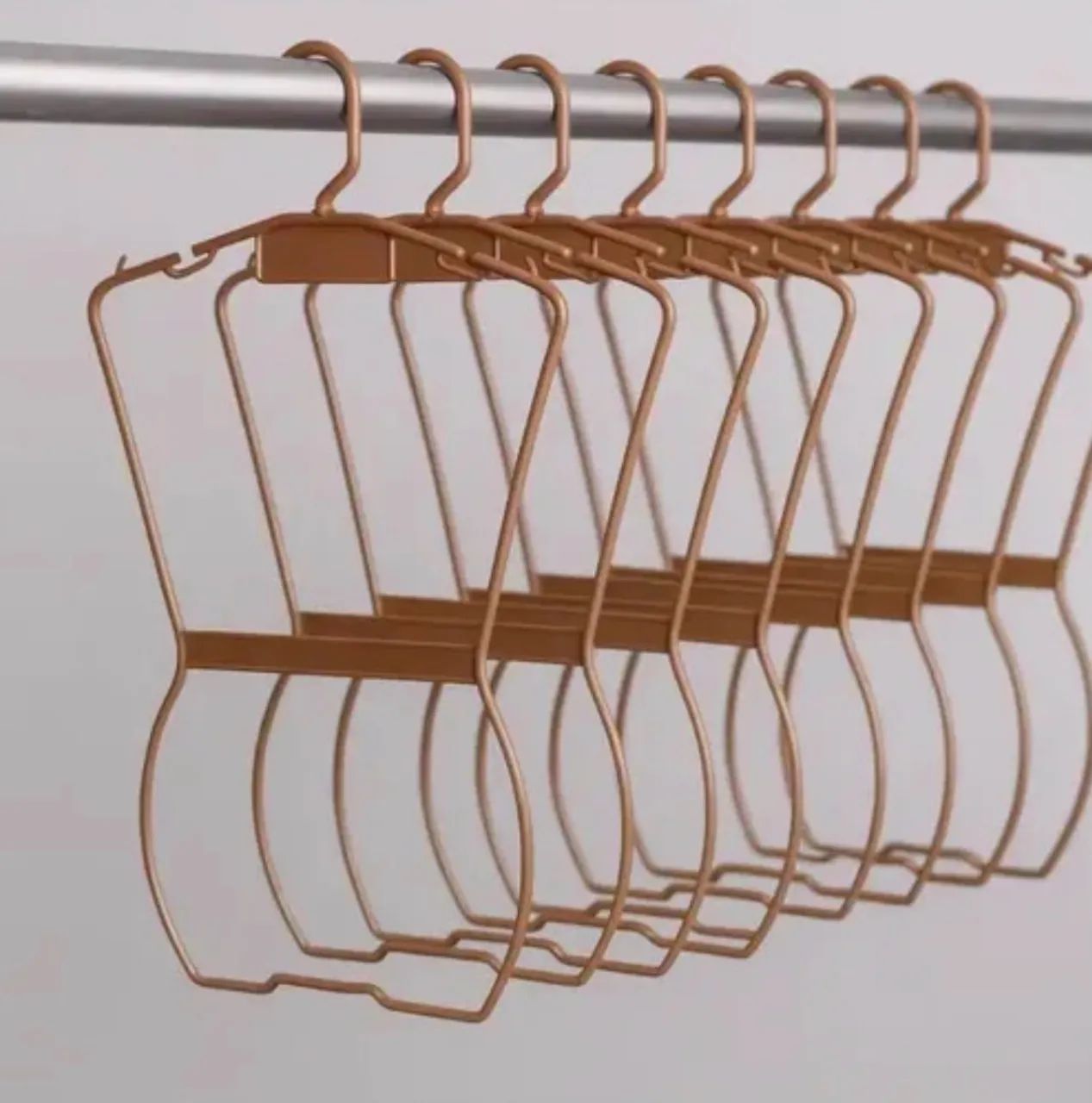 IMPERDÍVEL!!!! 45 cabides silhueta em plástico resistente na cor cobre