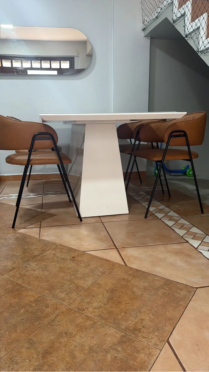 Mesa com quatro cadeiras - Foto 5