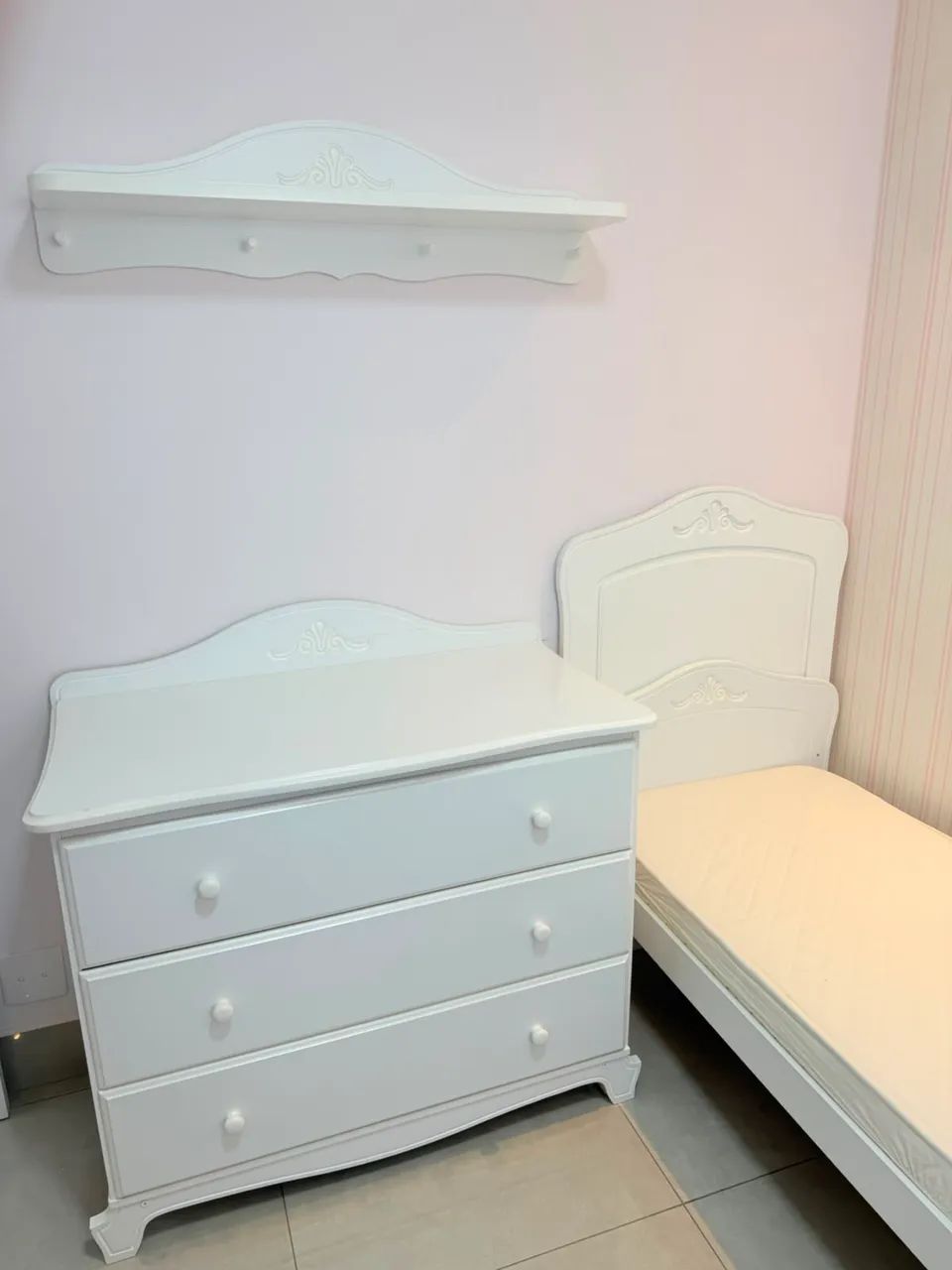 Quarto de Bebê Nantes (Berço + Cômoda + Prateleira) - Branco Laqueado - Foto 2