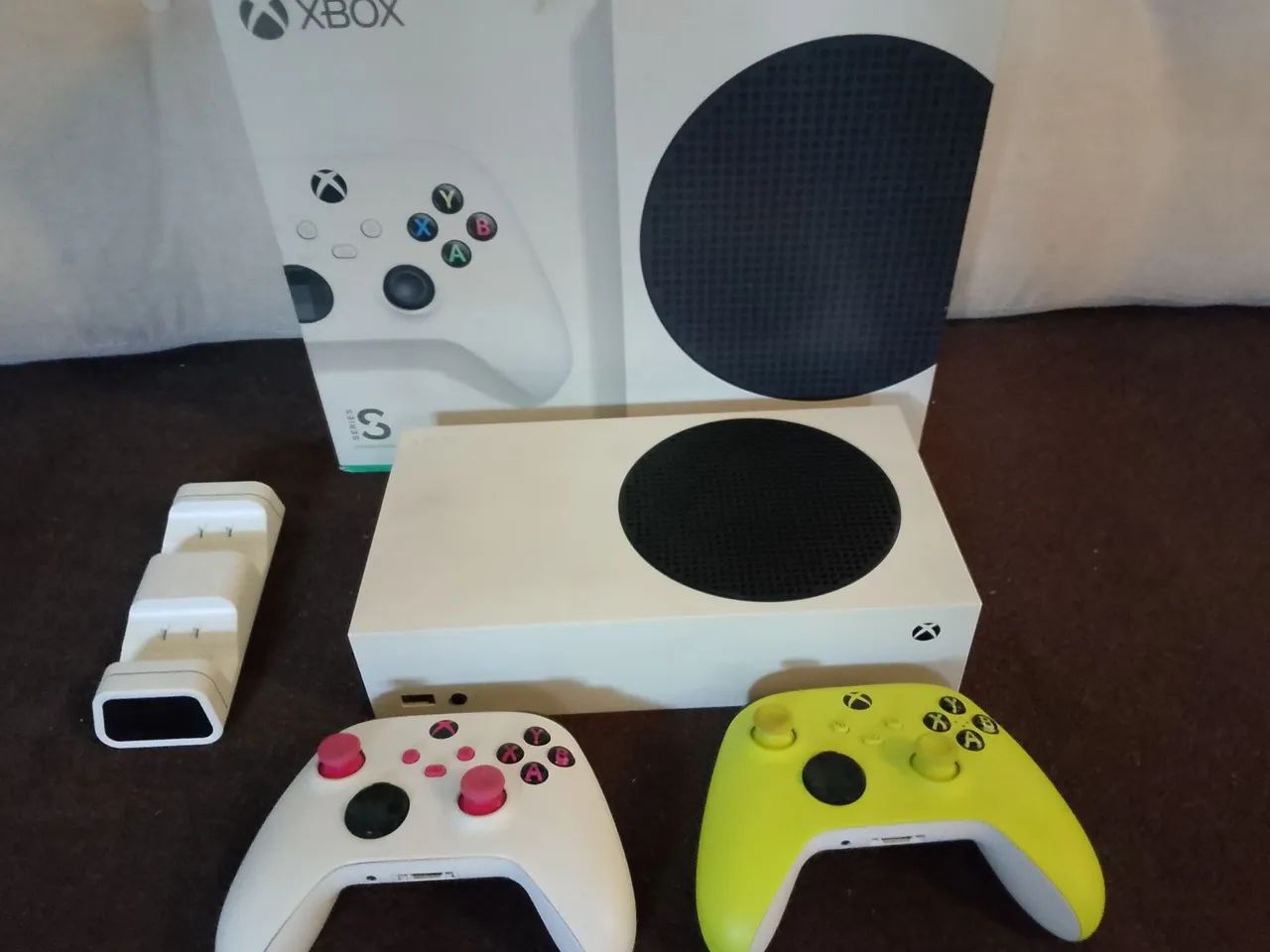 Xbox séries S com 2 controles com caixa  pronto para gra VI - Foto 2