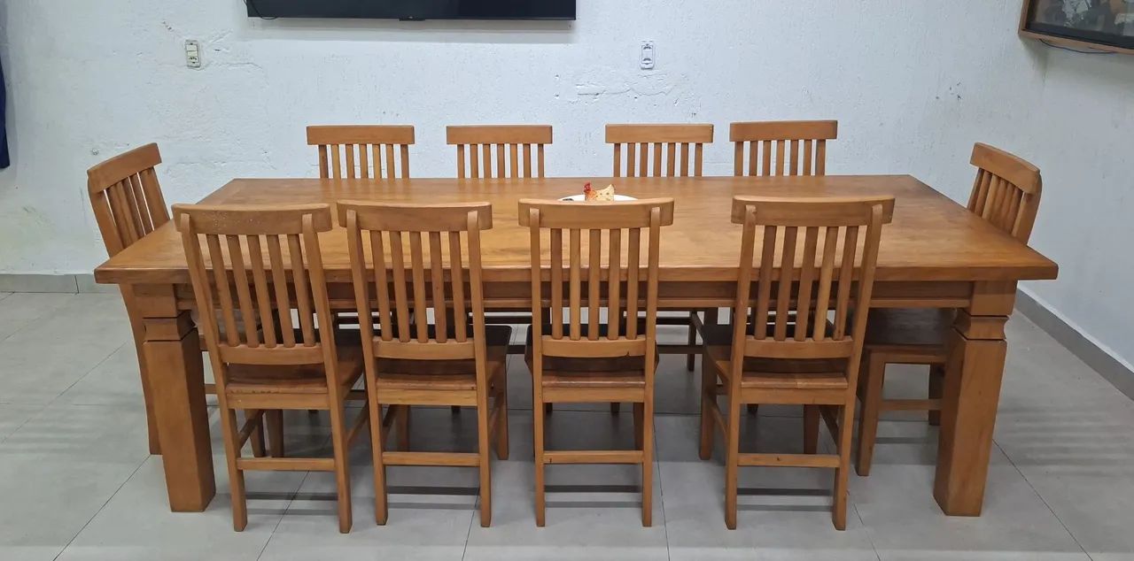 Mesa de madeira pérola rosa,com 10 cadeiras 
