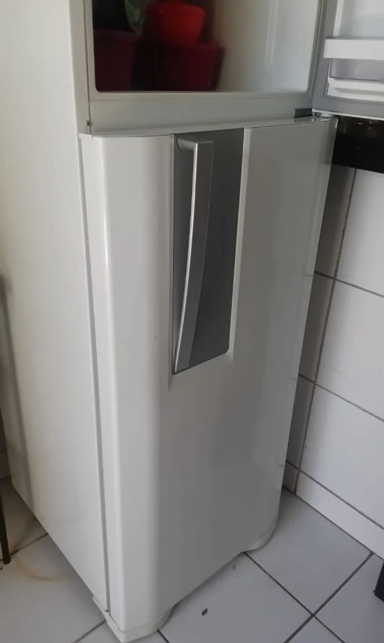 Vendo geladeira ,mesa com quatro cadeiras ,e sofá ,vendo junto e separado tbm - Foto 2