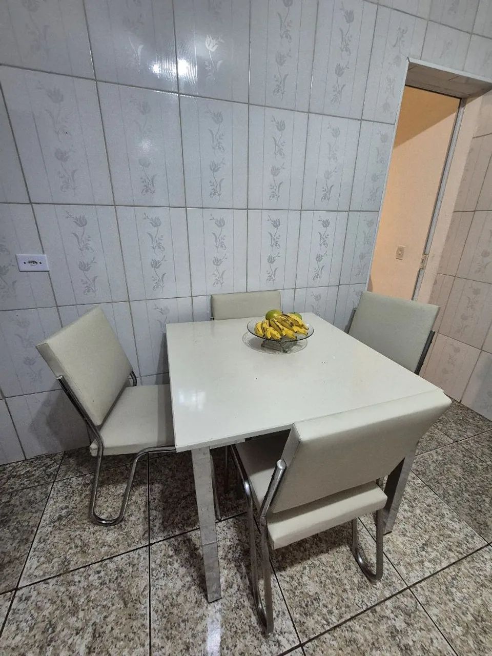 Mesa com quatro cadeiras  - Foto 2