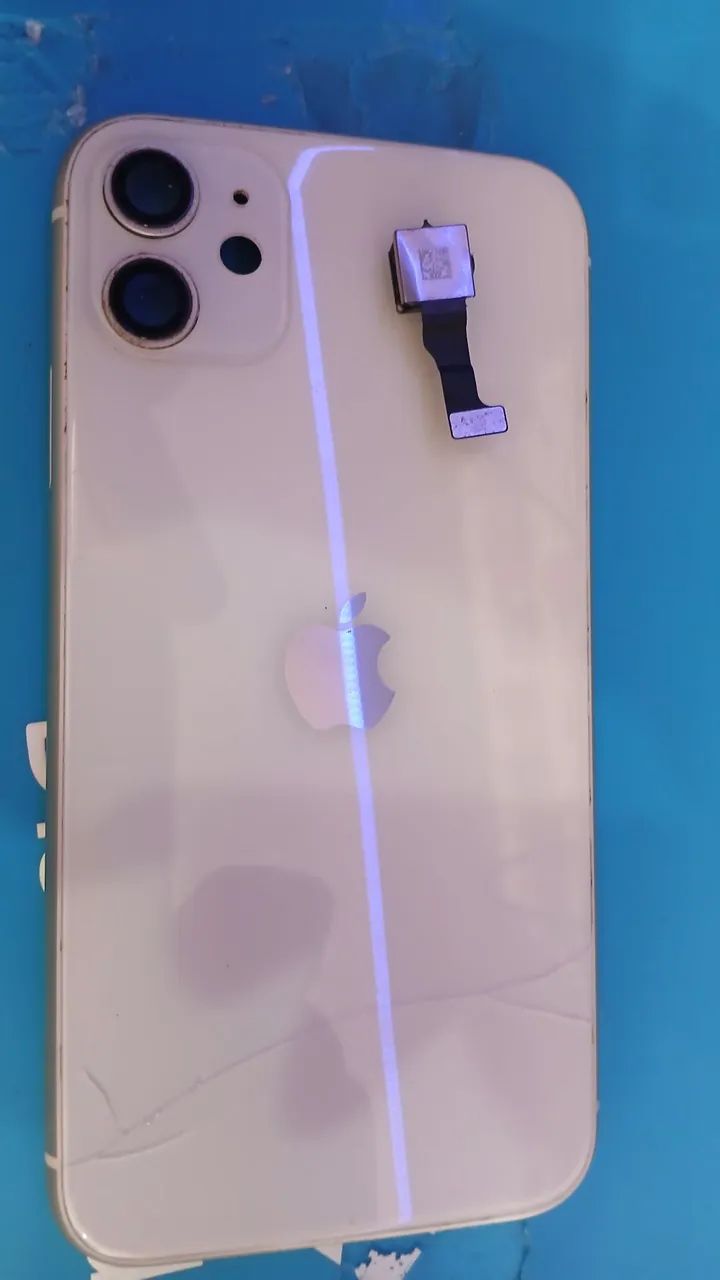 Carcaça do IPhone 11 junto com câmera original Apple 