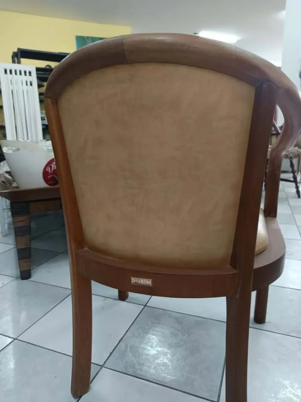 Elegante Poltrona Clássica em Madeira - Foto 3