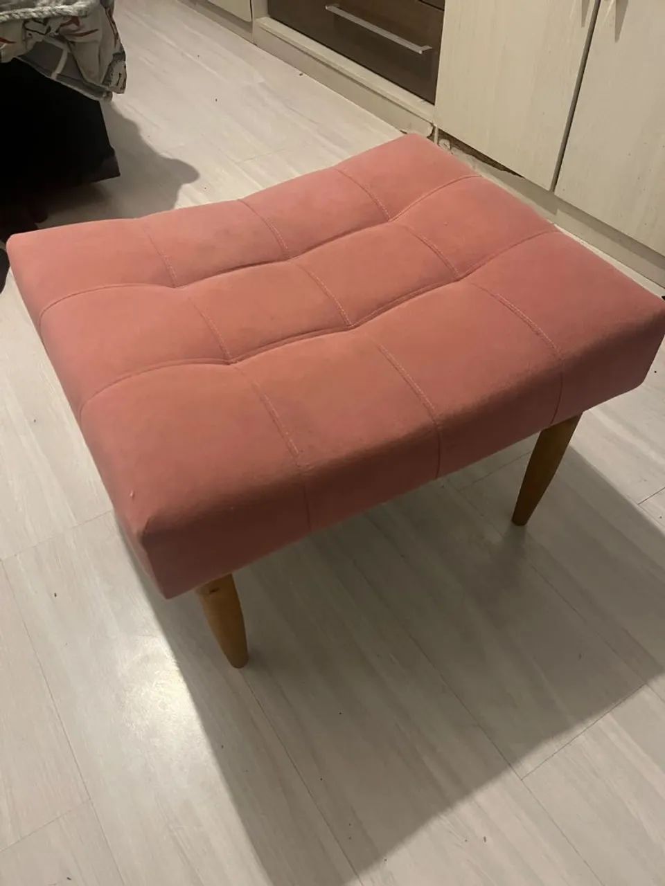 Puff Decorativo Estofado com pés de madeira - Foto 2