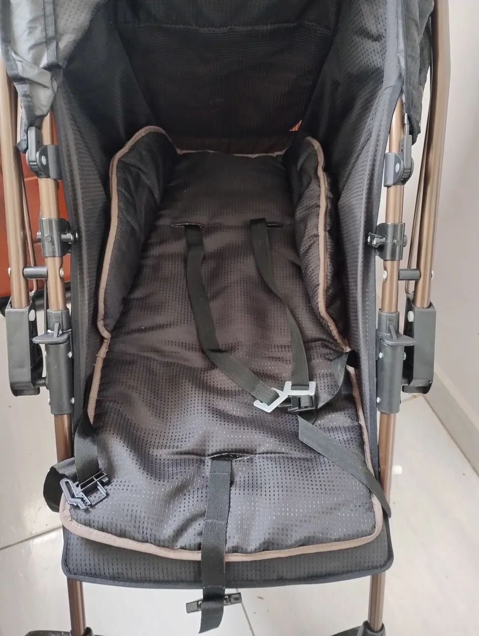 Carrinho de bebê com bebê conforto  - Foto 2